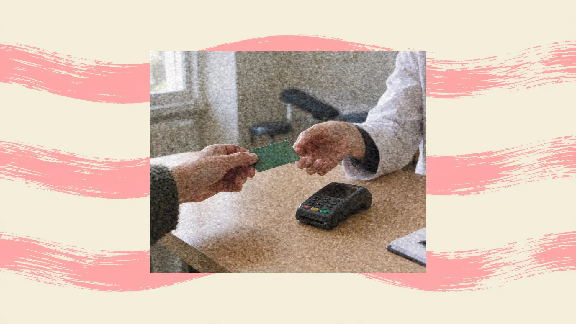 Un patient tend une carte verte à un praticien au-dessus du bureau, à côté d'un lecteur de carte
