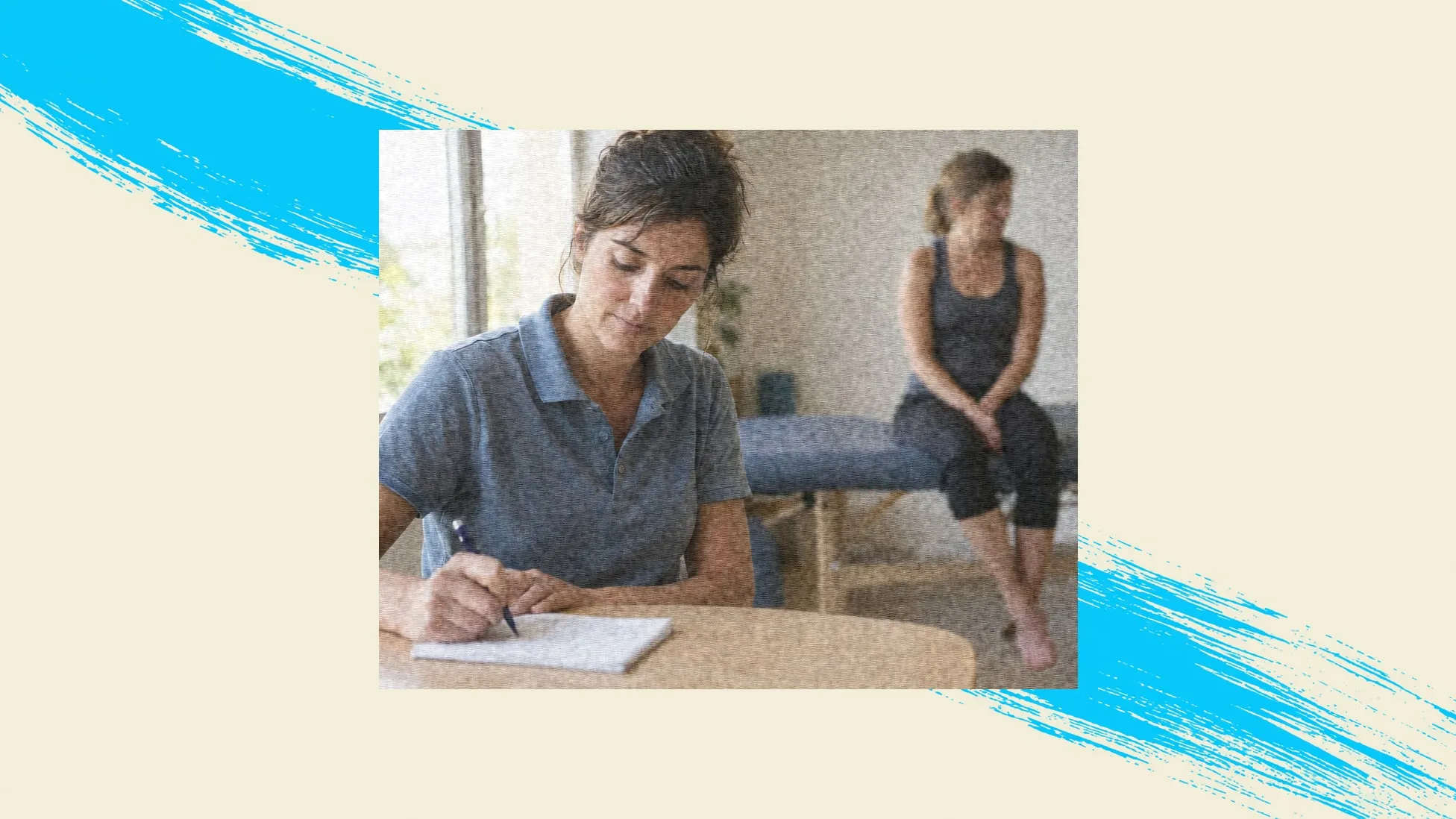 Une kinésithérapeute rédige une ordonnance à son bureau, une patiente assise sur la table de soin derrière elle