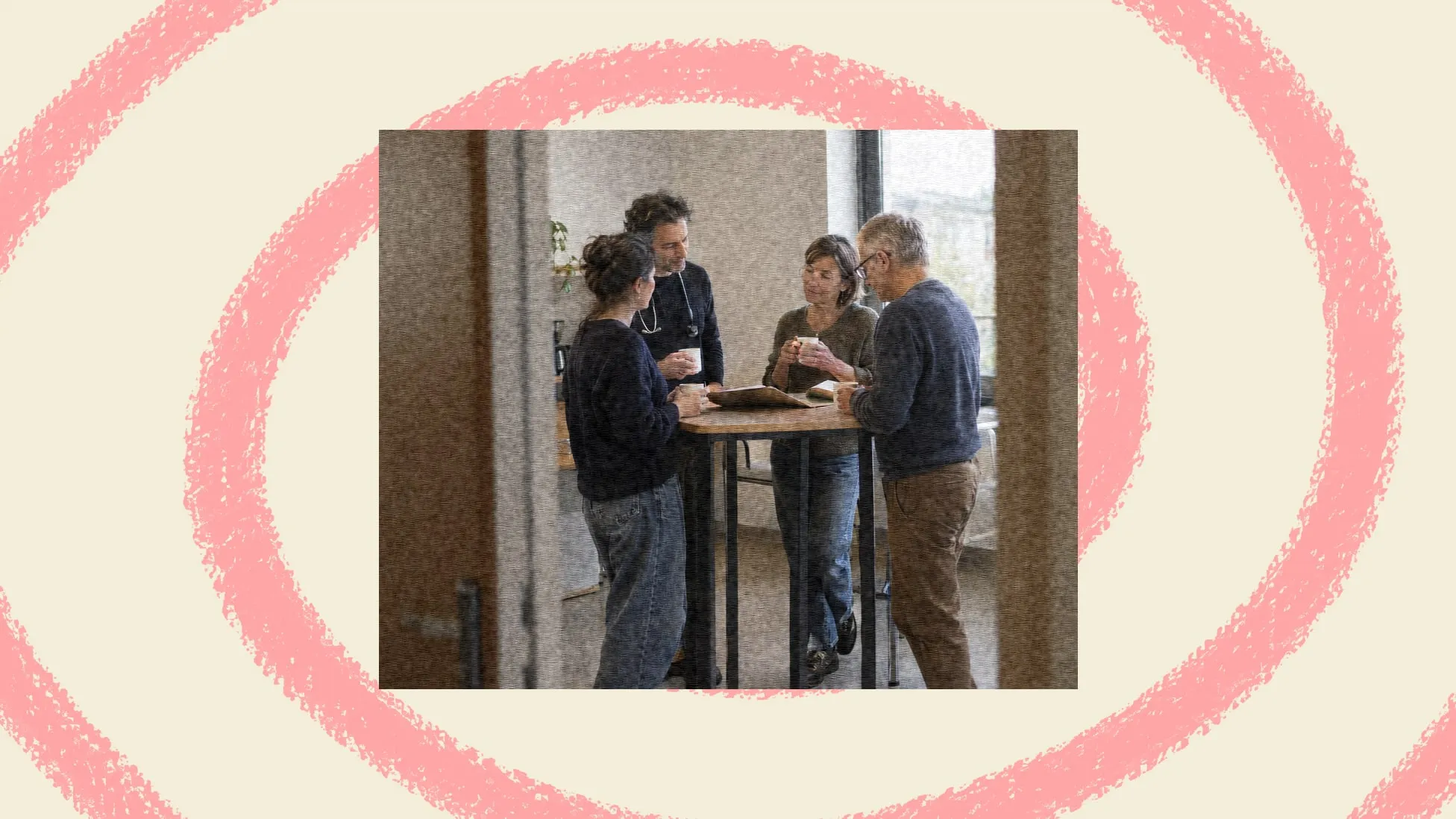 Quatre pros de santé discutent autour d'une table haute, un café à la main, dans la salle commune d'un cabinet de groupe