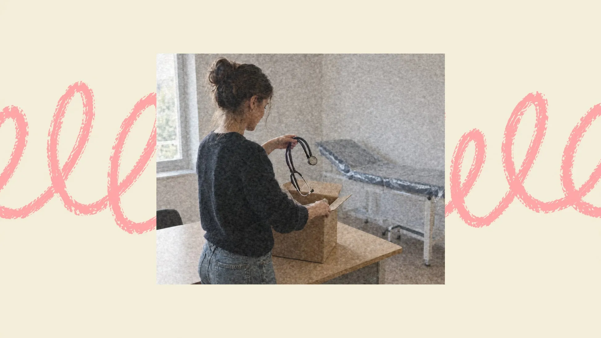 Une jeune praticienne sort un stéthoscope d'un carton dans un cabinet fraîchement installé