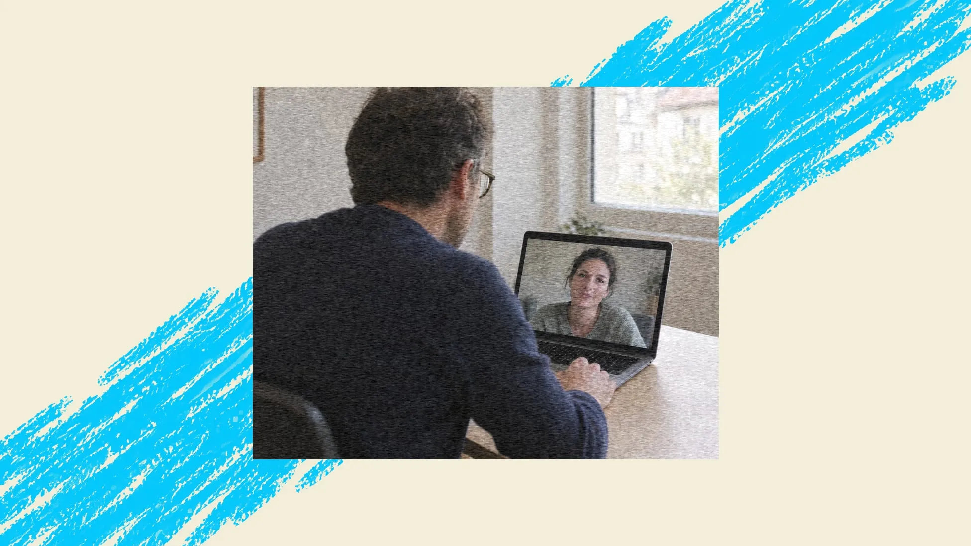 Un médecin vu de dos échange en visio avec une patiente affichée sur son ordinateur portable